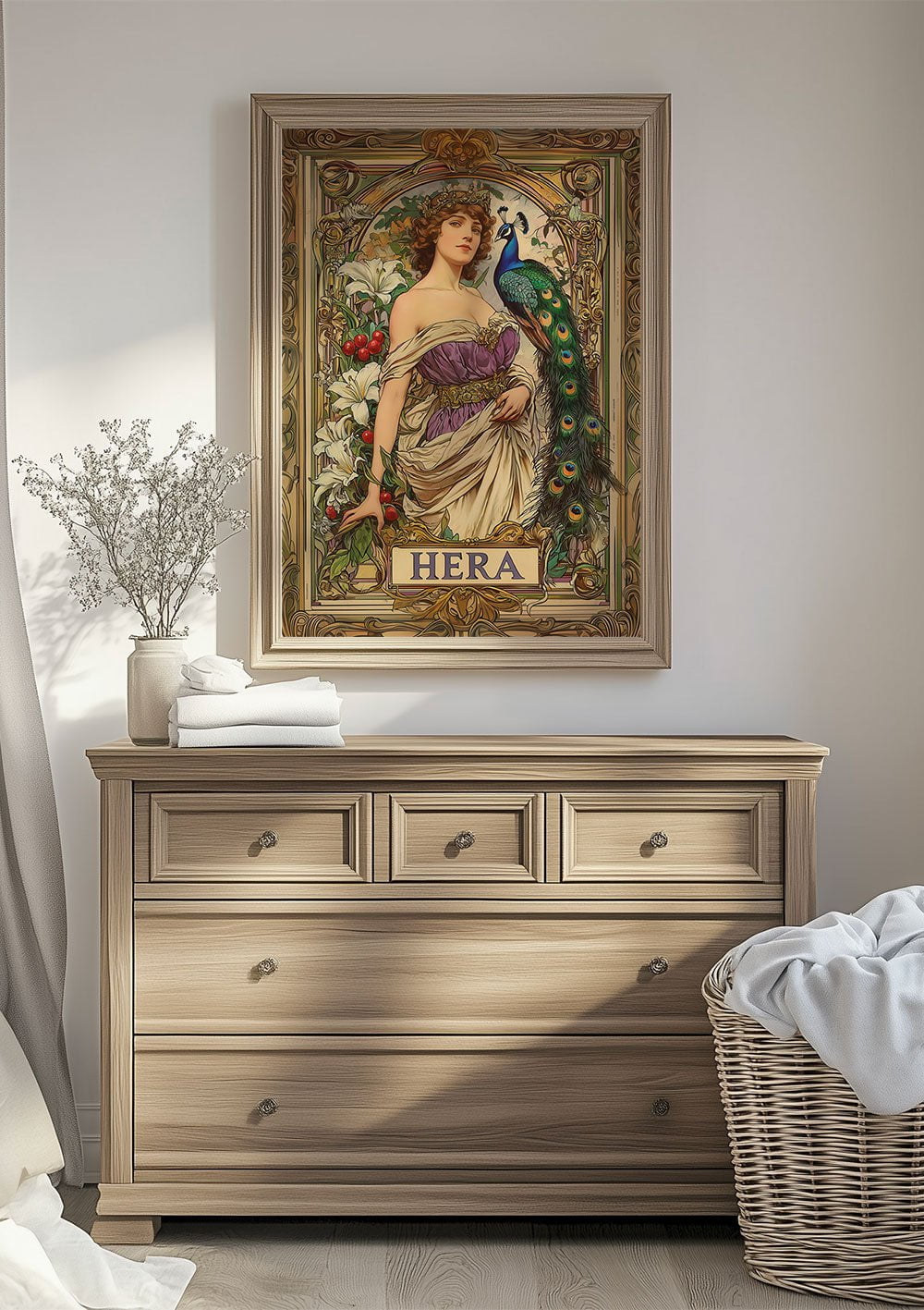 Affiche du portrait d'Hera dans le style d'alfons Mucha encadrée au-dessus d'une commode.