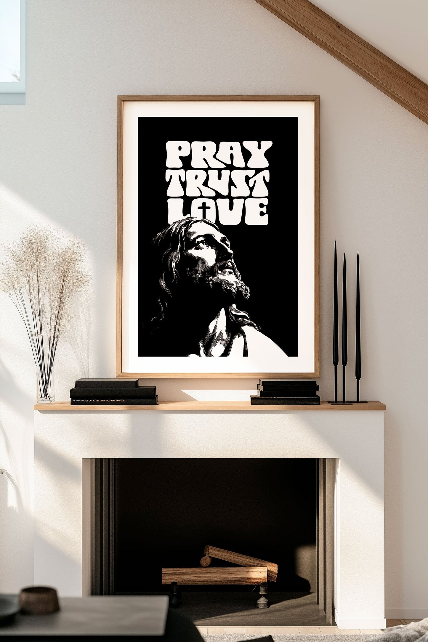 Poster chrétien illustrant jésus christ en noir et blanc encadrée dans un salon