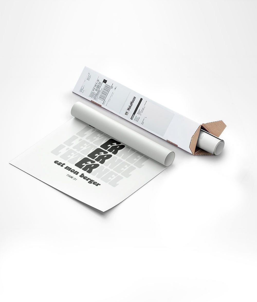 Poster verset formant une croix en couleur noir et gris, dans un carton d'expédition triangulaire