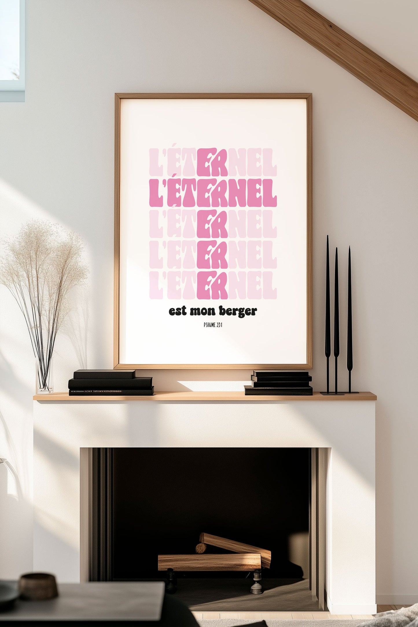 Poster chrétien "l'éternel est mon berger" en coloris rose, accrochée au dessus d'une cheminée
