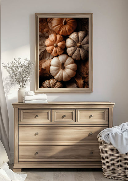 Affiche automne d'une photographie de citrouilles et feuilles séchées, sur un mur