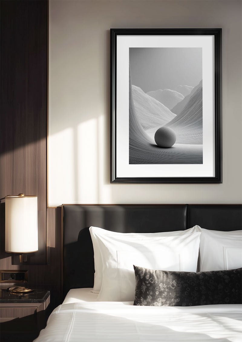 poster photo noir et blanc d'une sphère dans un paysage abstrait encadrée dans une chambre d'hotel