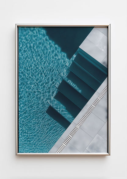 Poster été d'une photographie vue plongeante sur l'eau d'une piscine dans un cadre chrome.