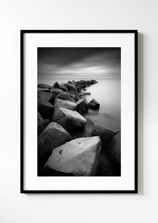 Photographie noir et blanc d'une digue avec un paysage brumeux, dans un cadre noir