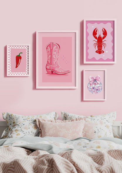 Botte de Cowboy et trois affiches funky rose encadrées au dessus d'un lit.
