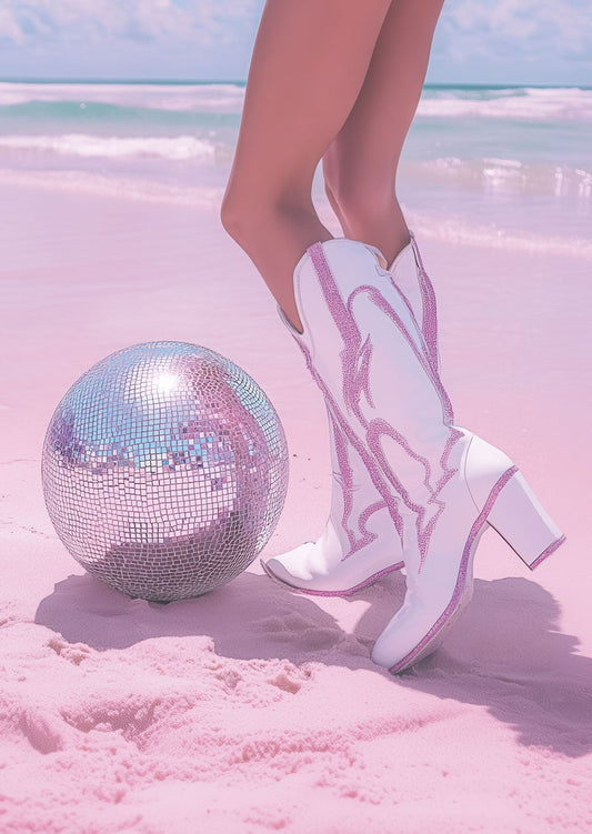 Botte de Cowboy sur une femme à la plage, et boule a facettes au sol, affiche Pop Barbie Core.
