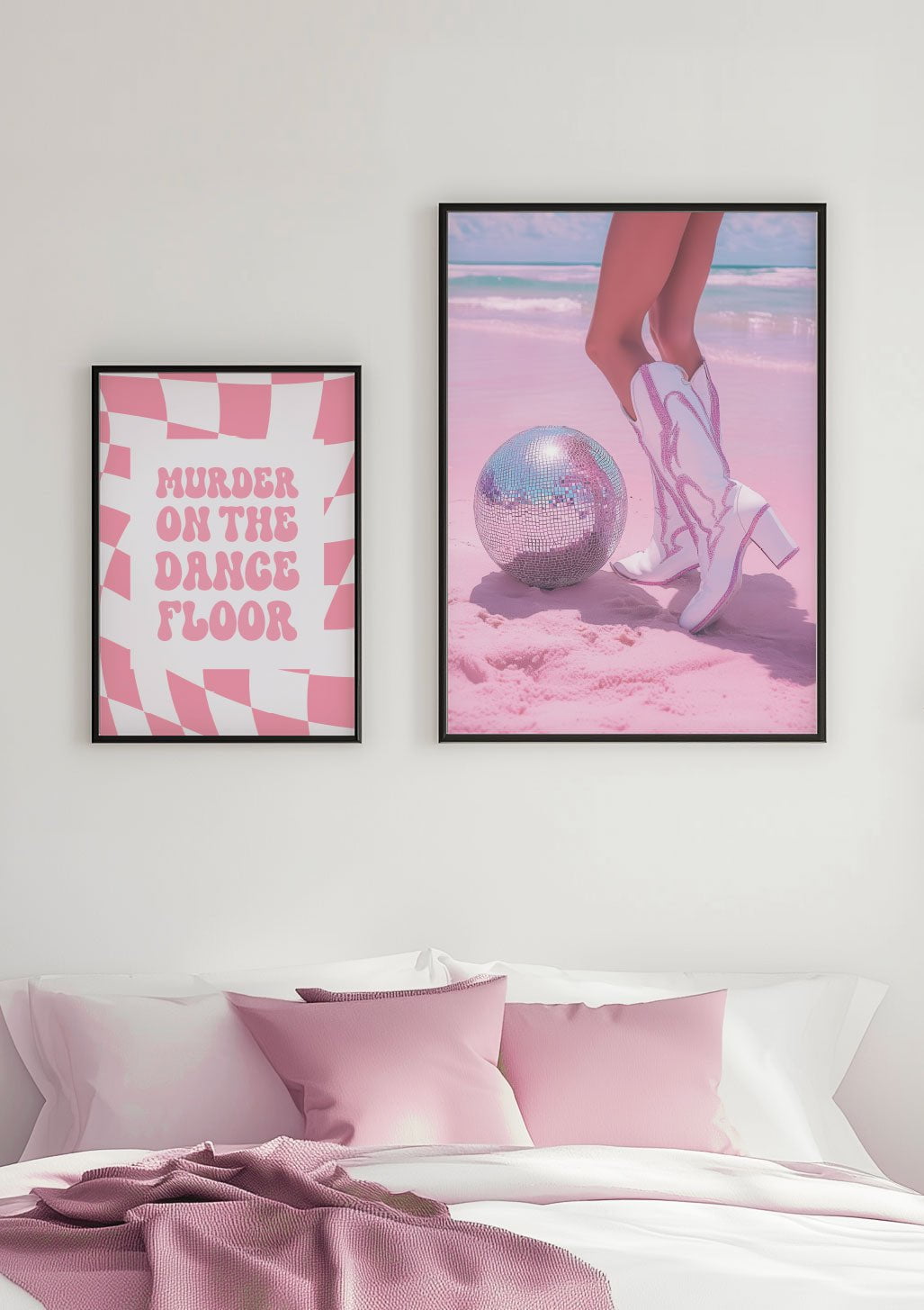 Affiche botte de cowboy et affiche pop encadrées sur un mur au dessus d'un lit.