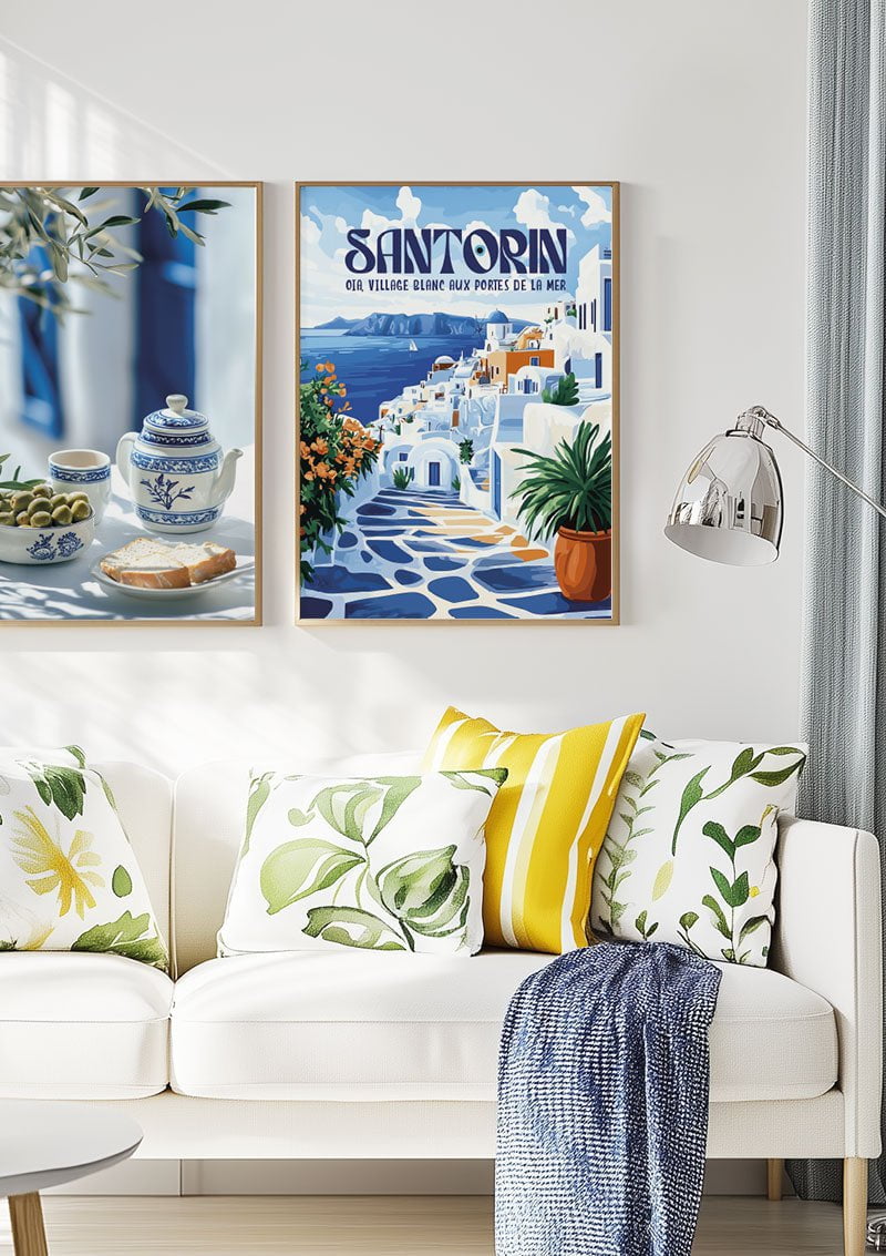 Affiche ville représentant santorin encadrée à côté d'un autre poster 