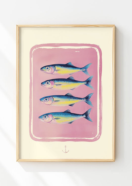 Poster mer de 4 sardines colorées et alignées sur fond rose, encadré dans un cadre en bois