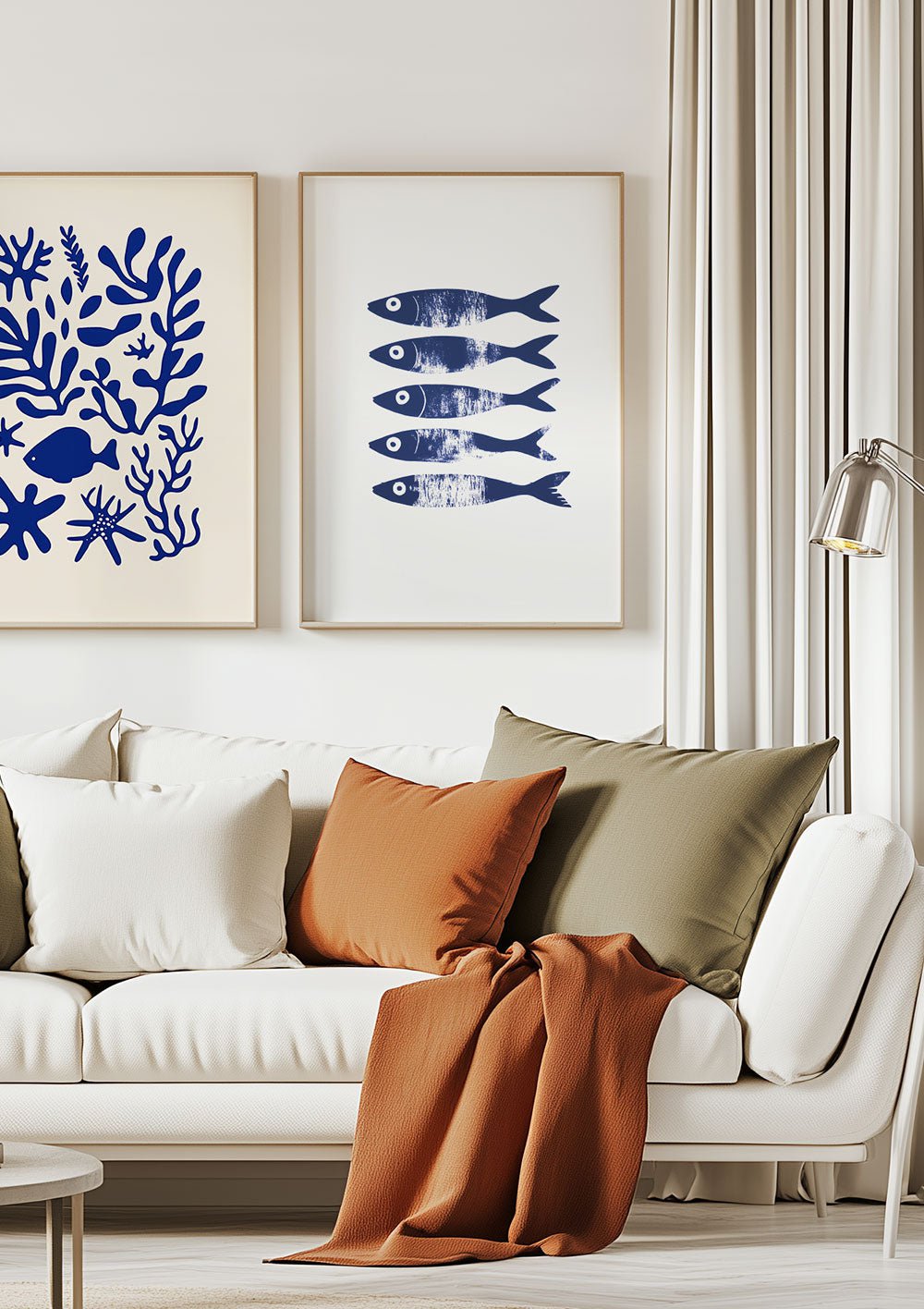 Deux affiches mer minimaliste illustrées algues et poissons bleus, dans un salon