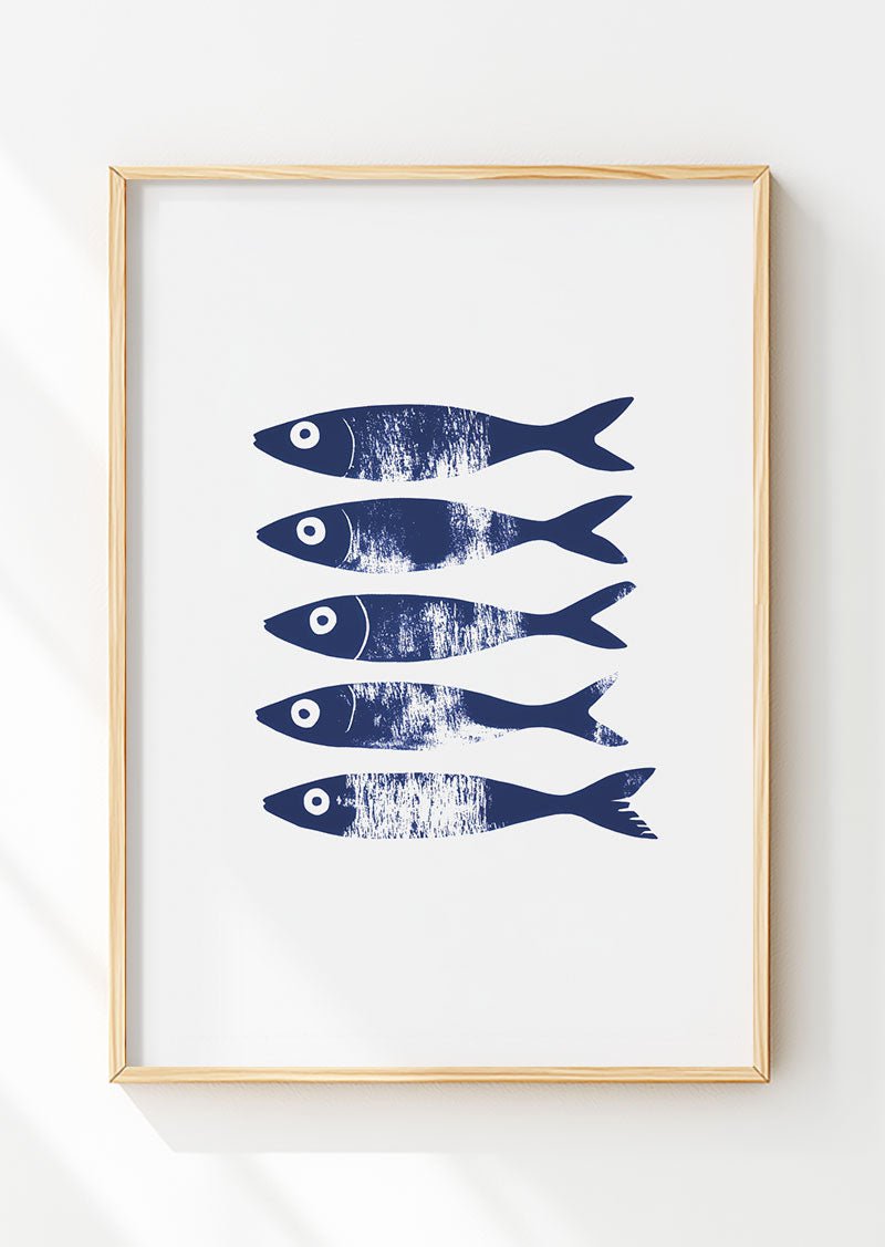 Poster mer minimaliste de cinq poissons bleus illustrés dans un cadre en bois