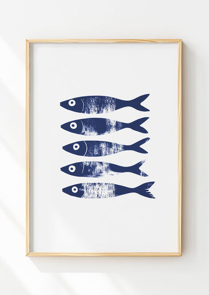 Poster mer minimaliste de cinq poissons bleus illustrés dans un cadre en bois
