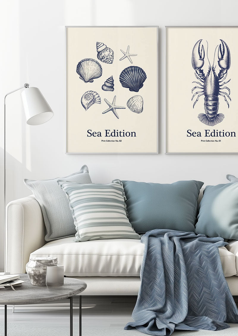 Duo d'affiche mer bleu sur fond crème encadrées sur le mur d'un salon