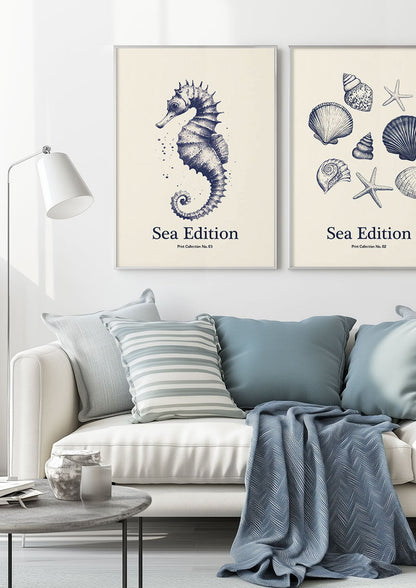 Affiche mer en gravure représentant un hippocampe encadrée au dessus d'un canapé
