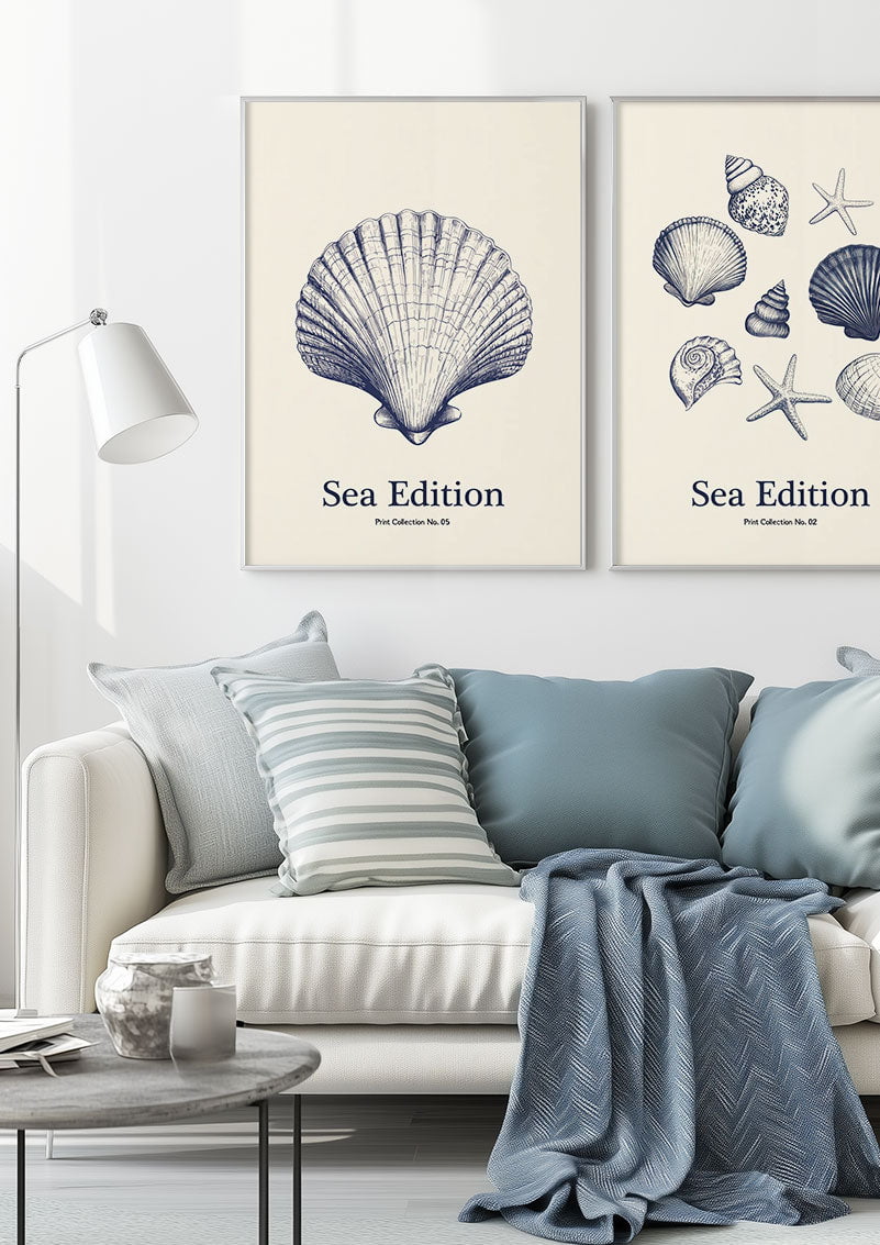 Duo d'affiche mer représentant des coquillages, mises en situation sur le mur d'un salon