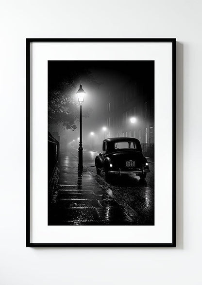 affiche photographie noir et blanc d'une voiture vintage dans une rue la nuit, dans un cadre