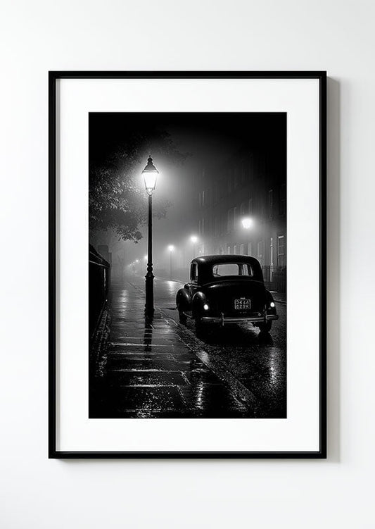 affiche photographie noir et blanc d'une voiture vintage dans une rue la nuit, dans un cadre