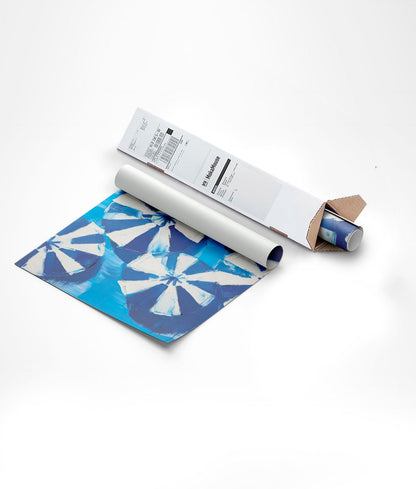 Affiche parasols bleu et blanc emballée dans un carton triangulaire