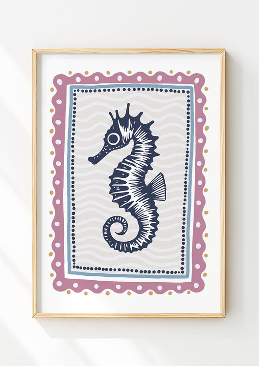 Poster mural été d'une illustration d'un hippocampe bleu, encadré dans un cadre en bois.