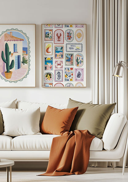 Deux affiches colorée été d'un patchwork coquillages crustacés dans un salon.