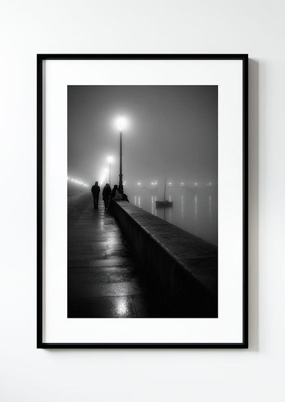 Affiche photographie noir et blanc d'un quai avec quelques promeneurs, dans un cadre noir 