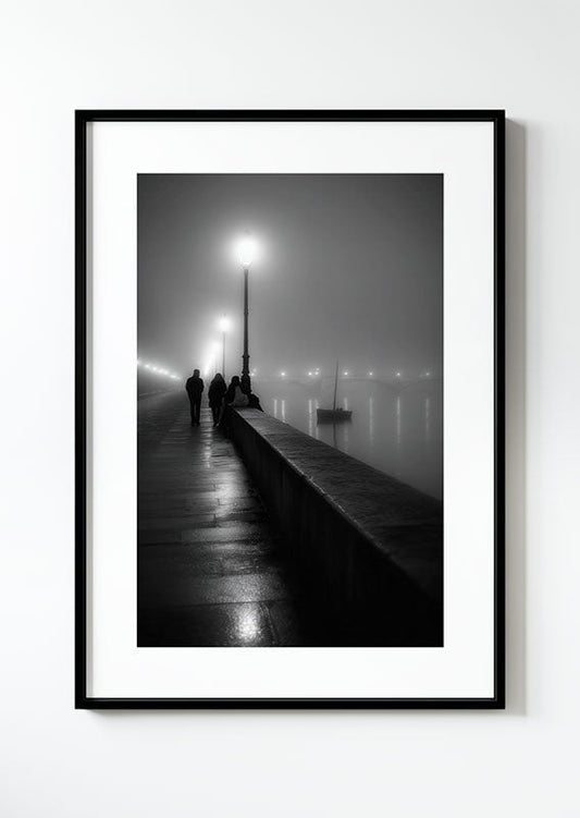 Affiche photographie noir et blanc d'un quai avec quelques promeneurs, dans un cadre noir 