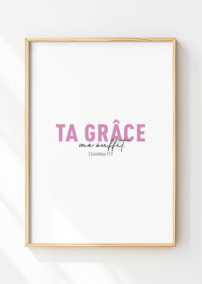 Affiche chrétienne en rose et noir, du verset de la bible, 2 Corinthiens 12:9, dans un cadre bois.