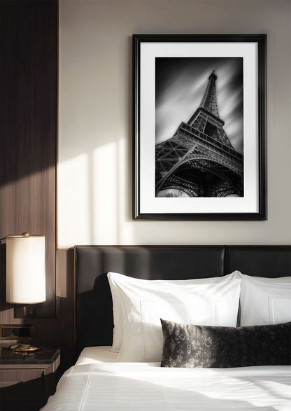 Poster photo noir et blanc de la tour eiffel dans un cadre noir, sur le mur d'une chambre