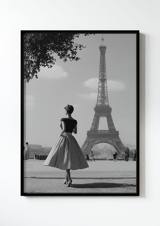 Affiche photographie noir et blanc d'une femme en robe devant la tour eiffel, dans un cadre