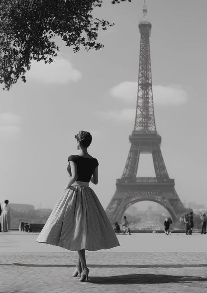 Affiche photographie noir et blanc d'une femme en robe vintage à paris devant la tour eiffel