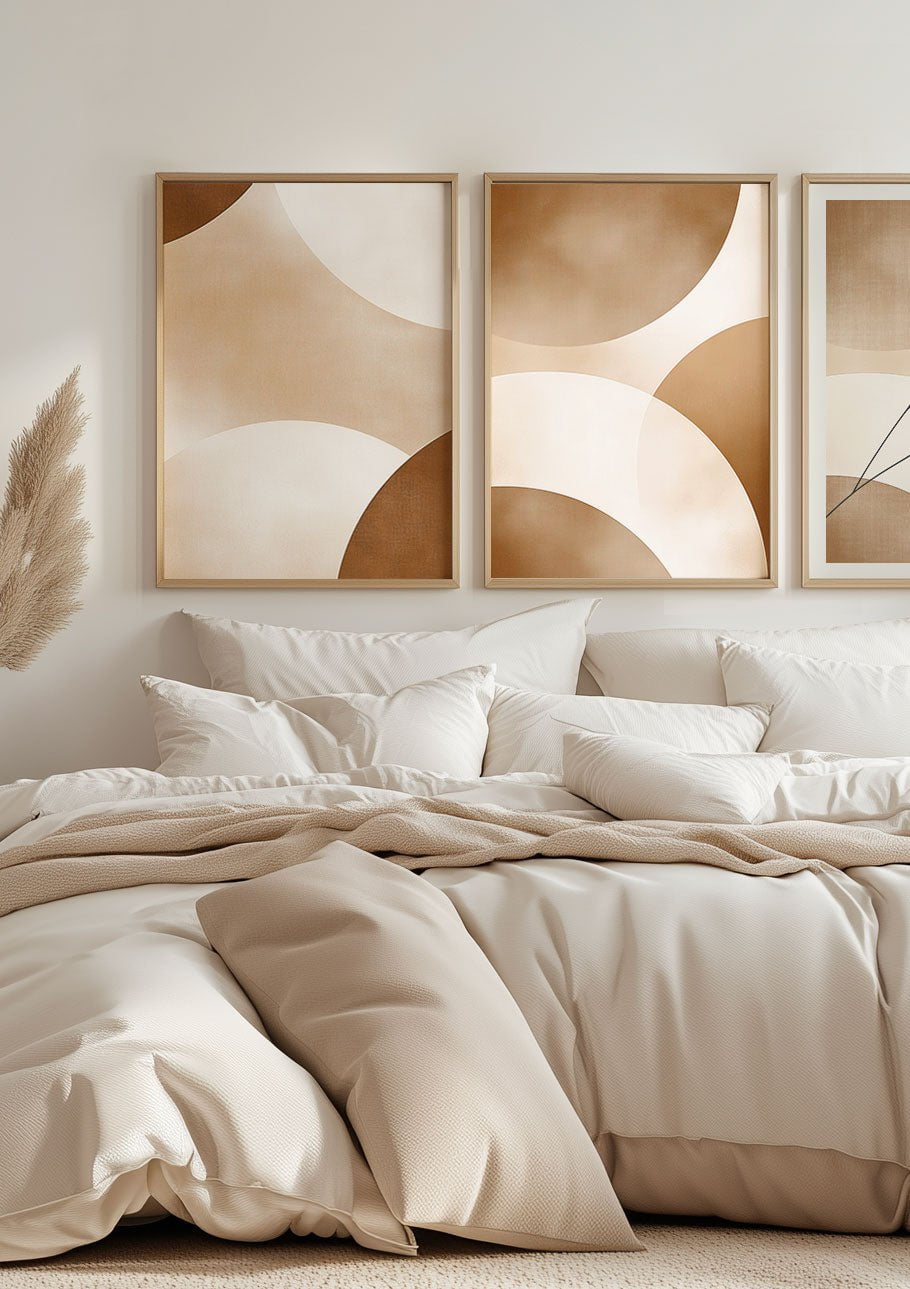 Deux affiches murales Wabi-Sabi Echo, encadrée dans une chambre contemporaine.