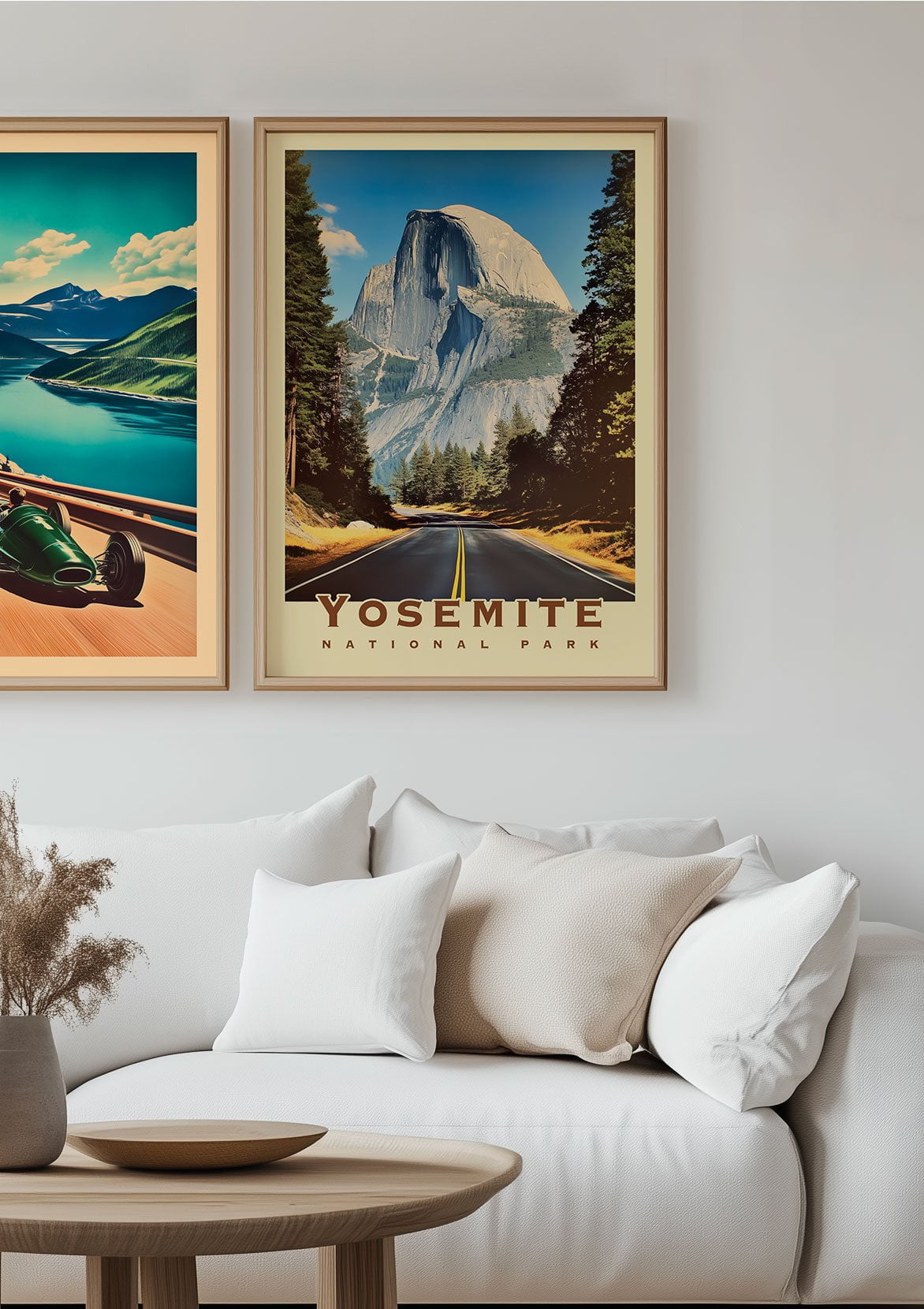 Duo d'affiche vintage encadrées au dessus d'un canapé blanc.