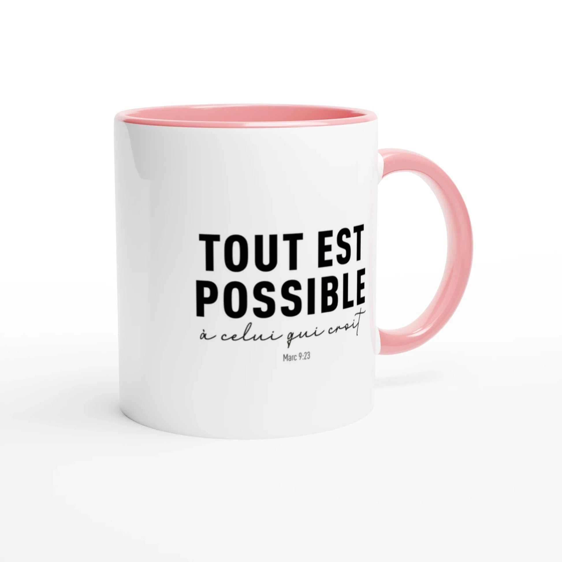 mug design blanc avec la anse et l'interieur en rose, et le verset de la bible Marc 9:23 en noir