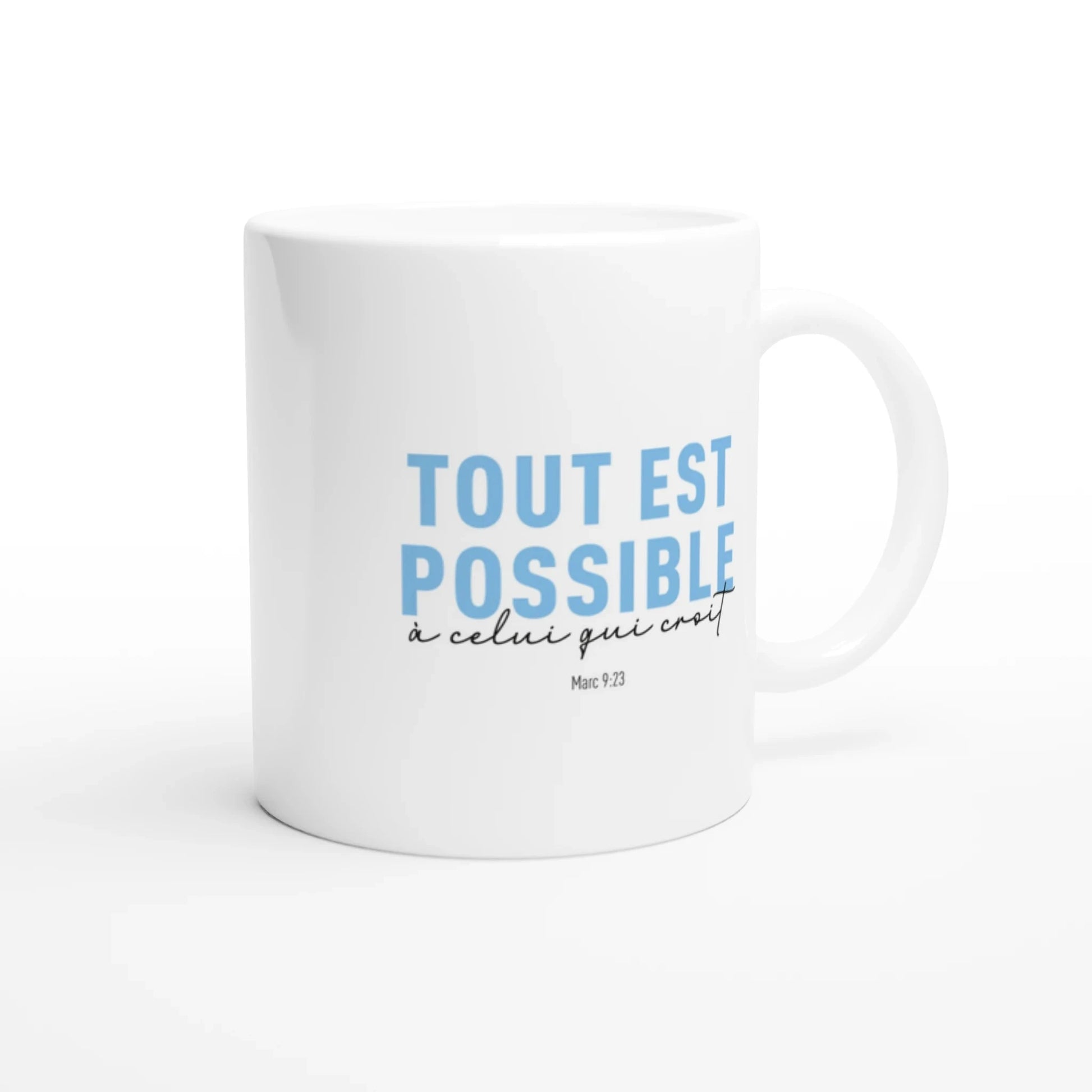 Tasse en céramique "tout est possible à celui qui croit" écrit en bleu clair et noir sur fond blanc