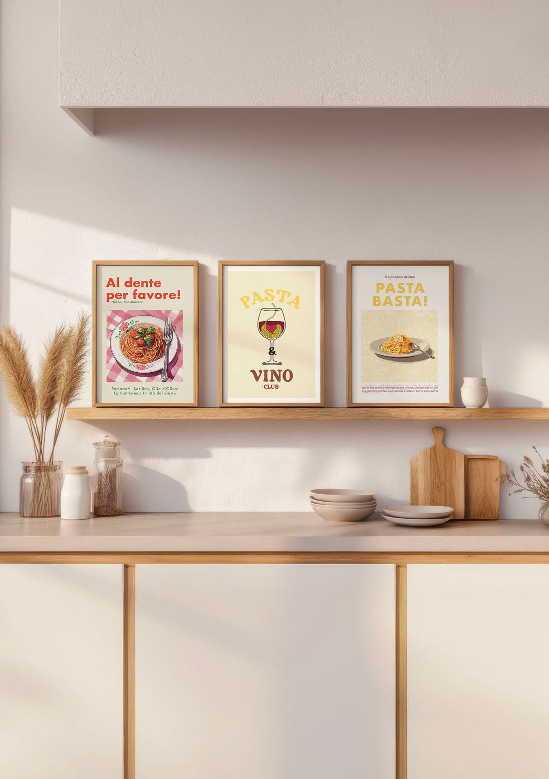 Trois affiche cuisine vintage encadrée dans une cuisine.