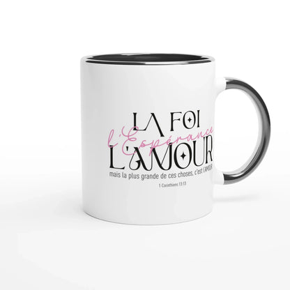 Mug chrétien blanc, intérieur et anse noir, avec verset de la bible 1 corinthiens 13:13 en rose et noir