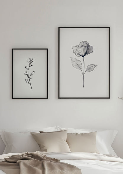 Deux affiches de fleurs en noir et blanc sur le mur d'une chambre.