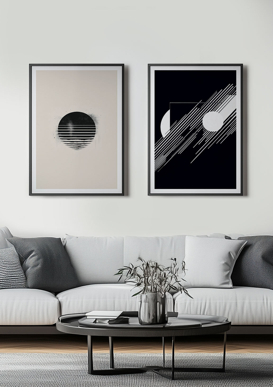 Duo d'affiches striées noir et blanc encadrée au dessus d'un canapé.