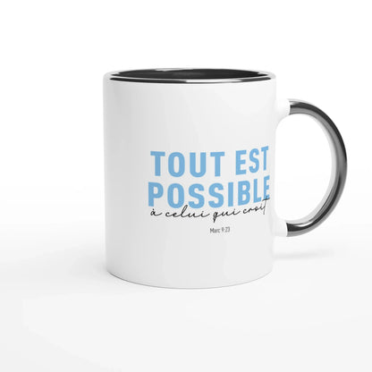 Mug citation blanc avec la anse et l'intérieur noir, et le texte en bleu ciel et noir 
