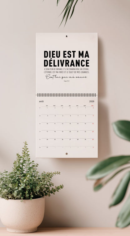 Mise en situation du calendrier chrétien ouvert au mois d'aout avec le verset "dieu est ma délivrance"