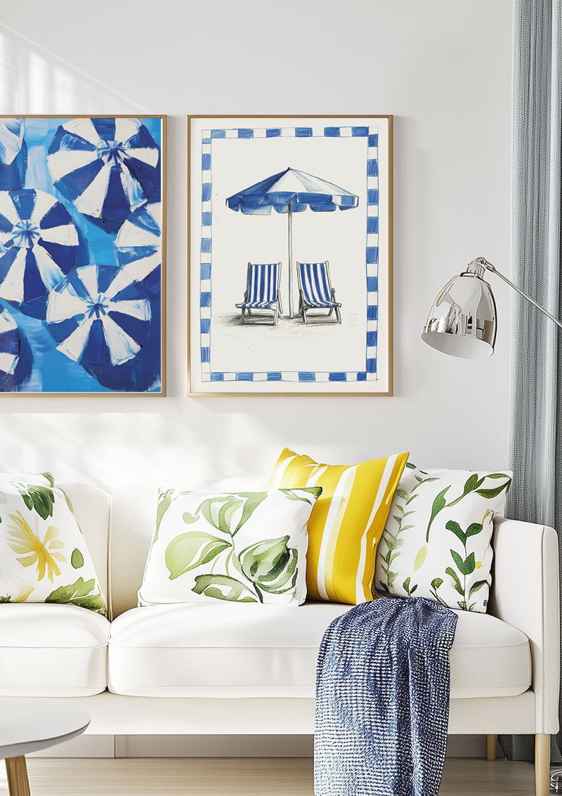 Deux affiche mer représentant des parasols et des chaises longues encadrées sur un mur
