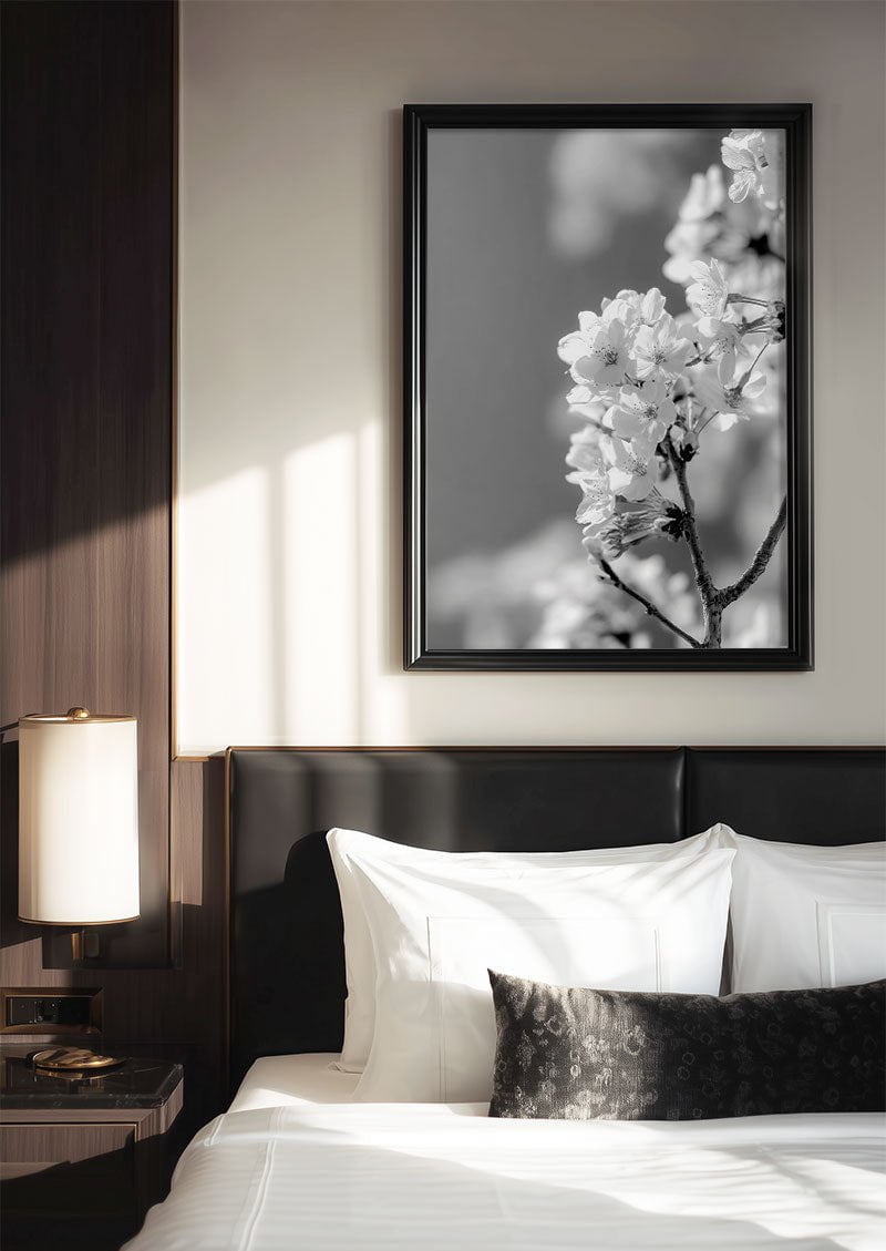 Poster photo noir et blanc d’une branche de cerisier en fleurs encadrée dans une chambre