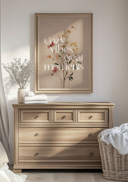Mise en situation sur un mur de l'affiche automne fleurs sur fond beige avec texte