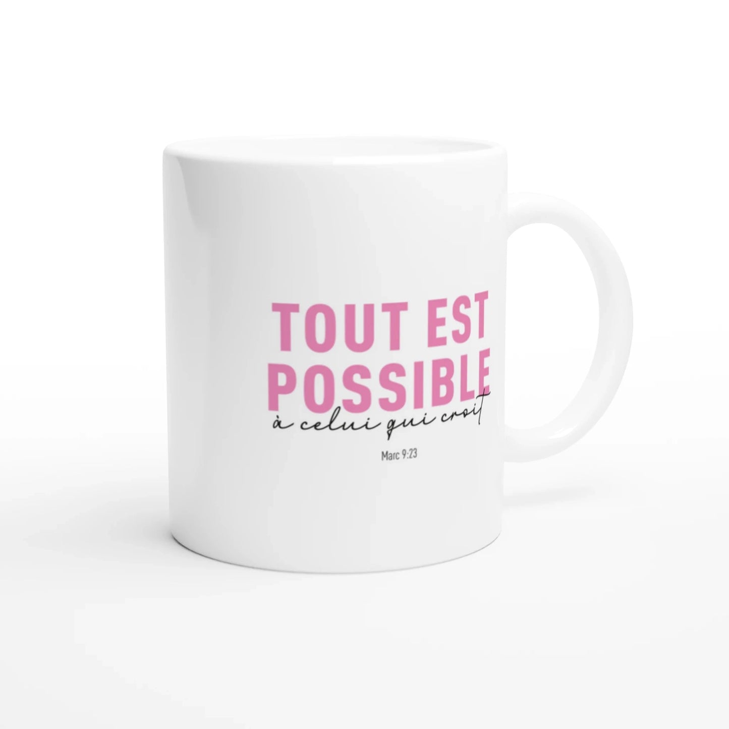 Mug en céramique blanche avec le verset chrétien écrit en rose et noir 