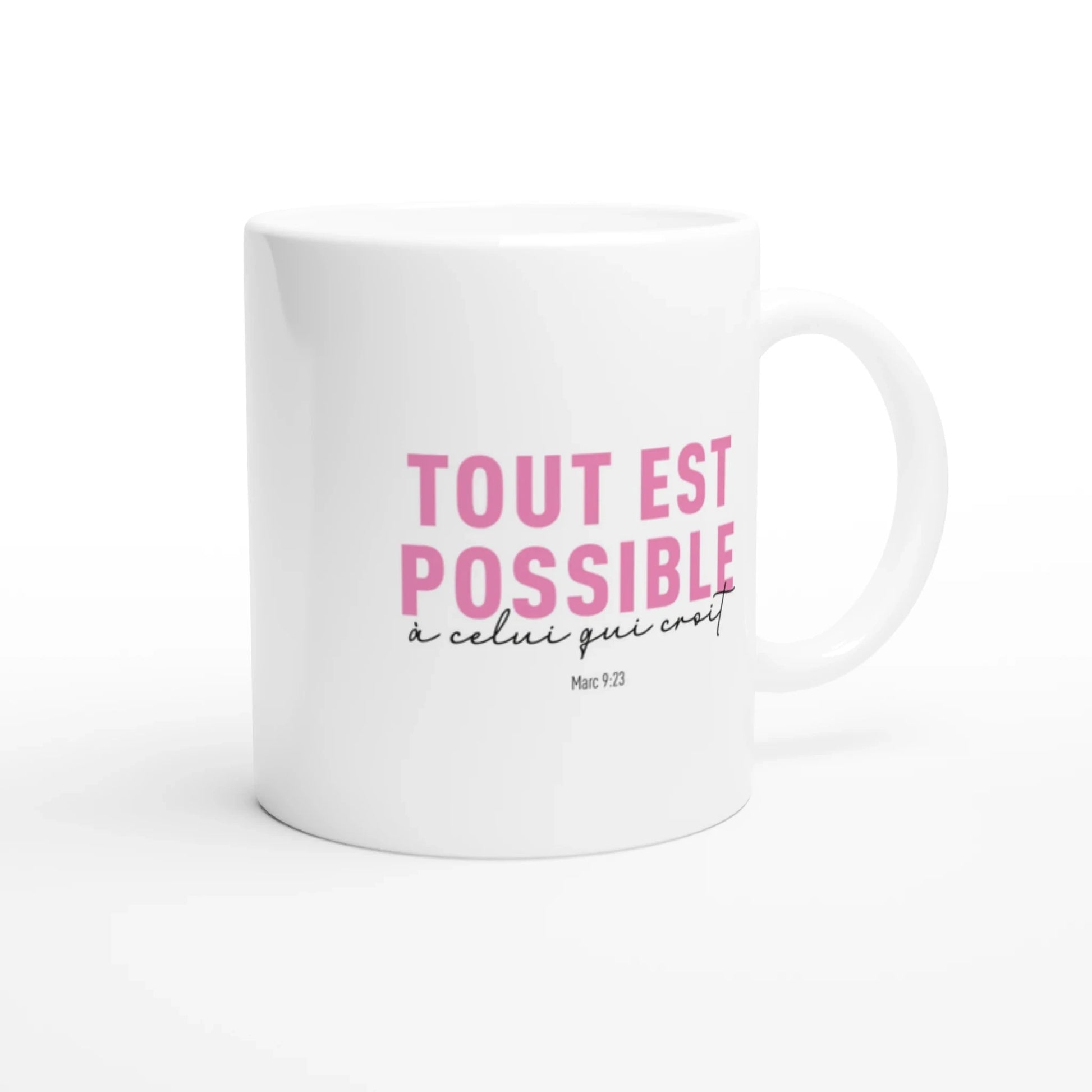 Mug en céramique blanche avec le verset chrétien écrit en rose et noir 