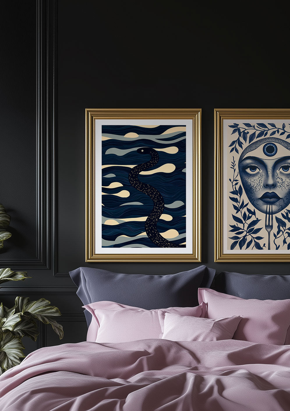 Deux affiches mystiques dans les tons bleus encadrées sur le mur d'une chambre.
