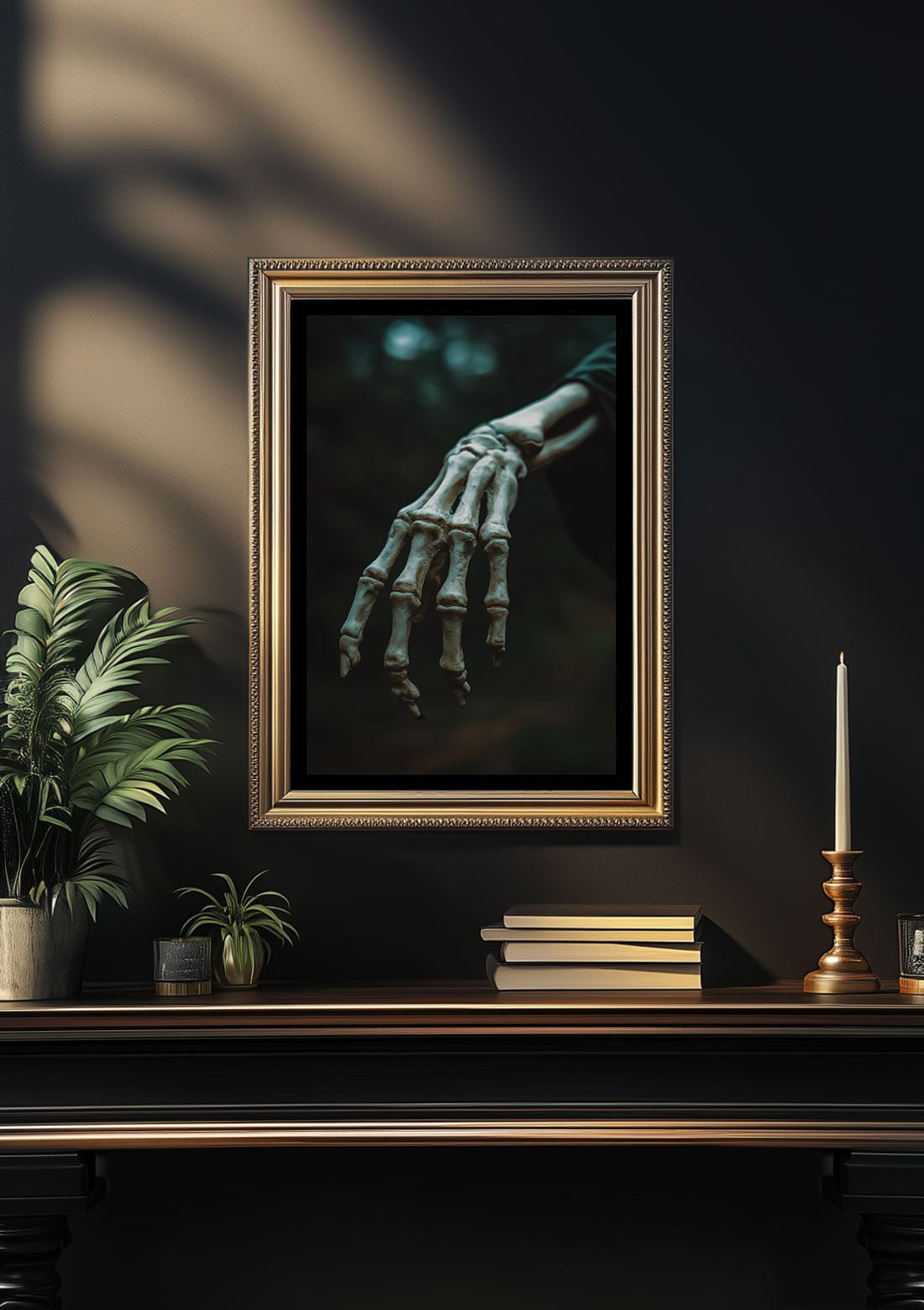 Photo de l'affiche cabinet de curiosités, de la main squelettique en gros plan, dans un cadre sur un mur.
