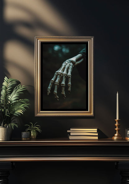 Photo de l'affiche cabinet de curiosités, de la main squelettique en gros plan, dans un cadre sur un mur.