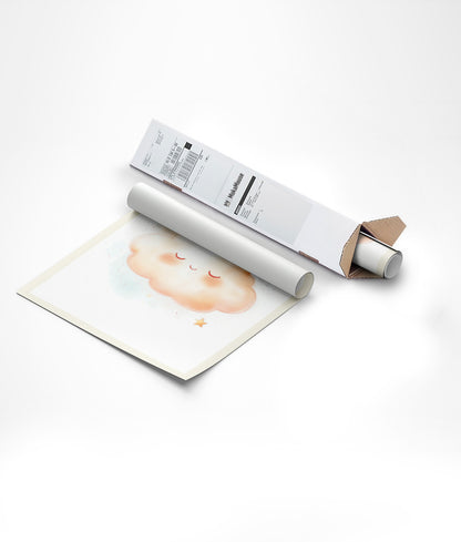 Emballage de l'affiche pour chambre bébé nuage aquarelle dans un carton triangulaire.