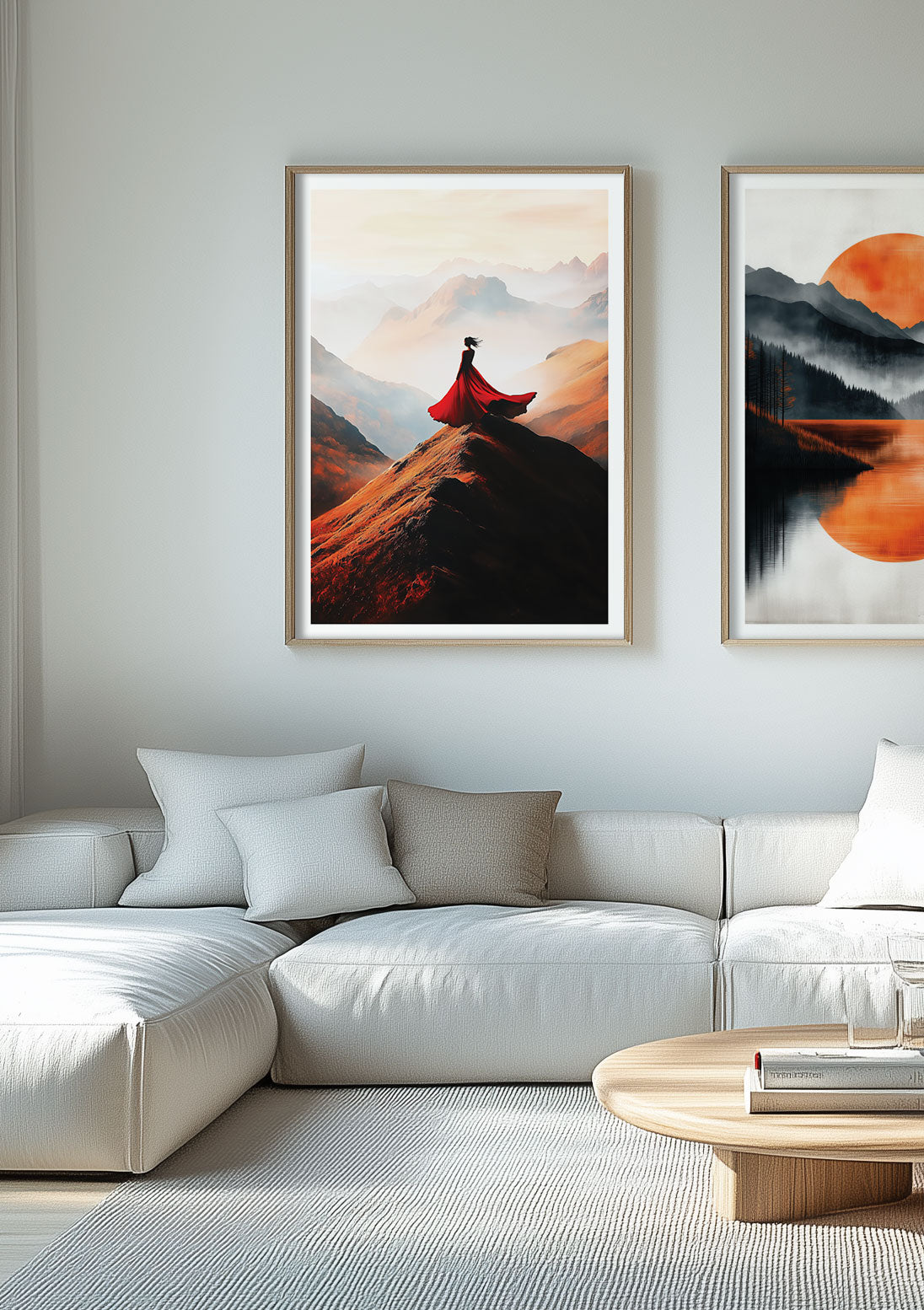 Duo d'affiche illustration encadrée dans un salon au dessus d'un canapé.